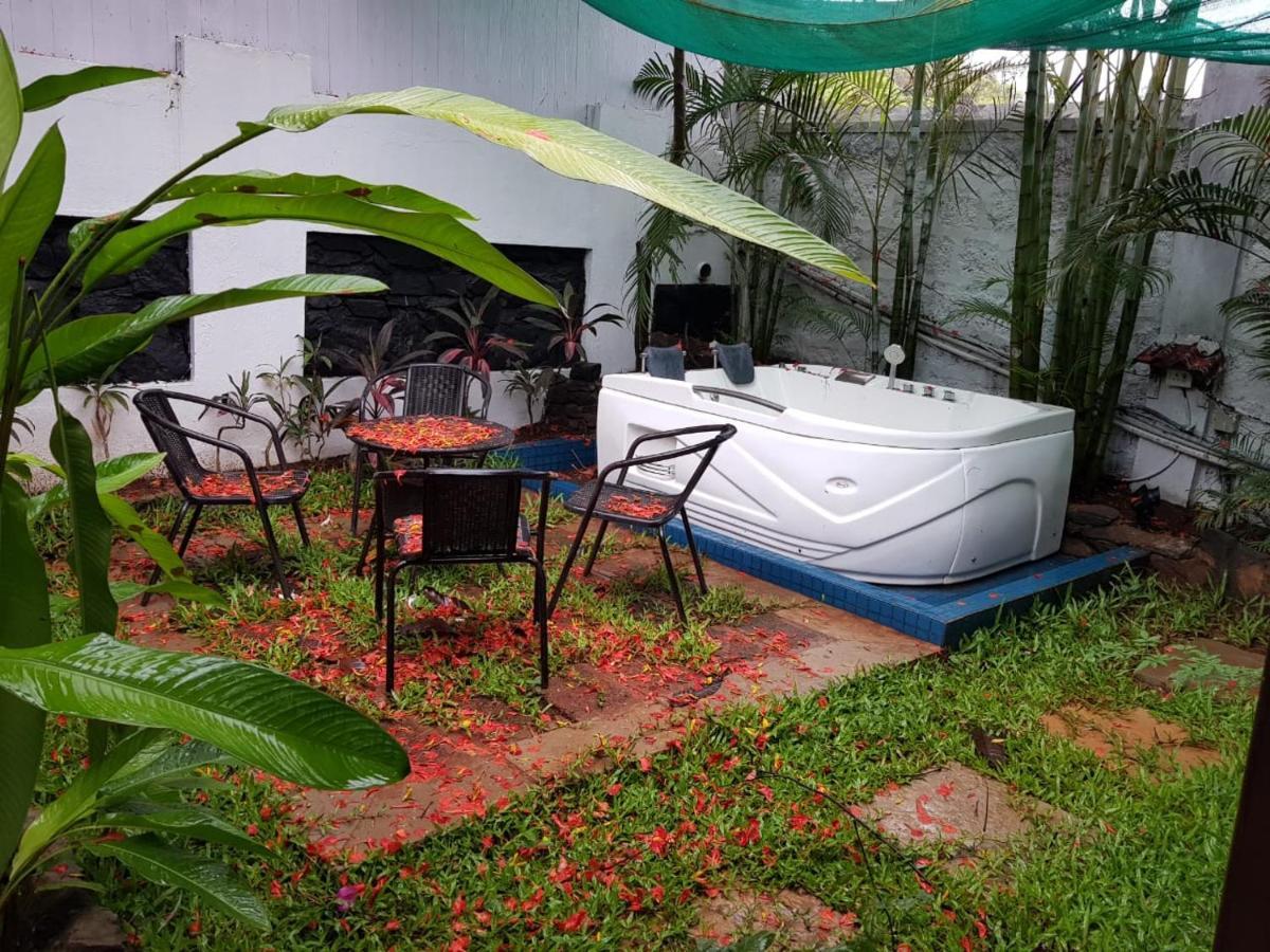 Rock Forest Goa Honeymoon Cottages カラングート エクステリア 写真